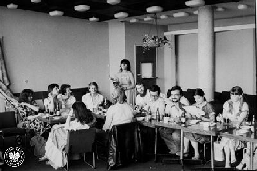 Działacze NSZZ „Solidarność” Regionu Małopolska. Za stołem, z lewej Anna Kawalec (1L), Dorota Stec (3L), Ryszard Majdzik (4L), z kwiatami stoi Maria Sierotwińska (5L), Andrzej Ciesielski (6L, z brodą) (fot. z zasobu IPN)