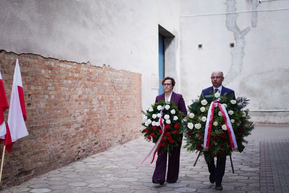 Dr Mateusz Szpytma, zastępca prezesa IPN i Adrianna Garnik, dyrektor Muzeum Żołnierzy Wyklętych i Więźniów Politycznych PRL upamiętnili ofiary reżimów totalitarnych – Warszawa, 23 sierpnia 2025. Fot. Mateusz Niegowski (IPN)