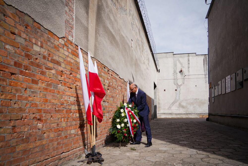 Dr Mateusz Szpytma, zastępca prezesa IPN, upamiętnił ofiary reżimów totalitarnych – Warszawa, 23 sierpnia 2025. Fot. Mateusz Niegowski (IPN)