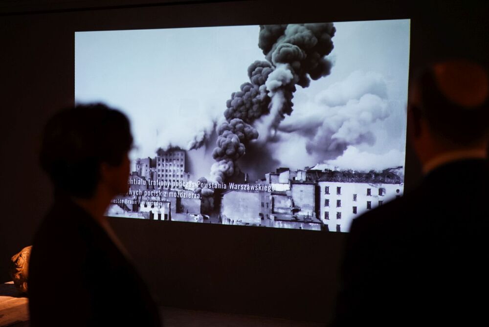 Dr Mateusz Szpytma, zastępca prezesa IPN, obejrzał wystawę „Zamordowane miasto. Reliefy Marii Hiszpańskiej-Neumann” – Warszawa, 23 sierpnia 2025. Fot. Mateusz Niegowski (IPN)