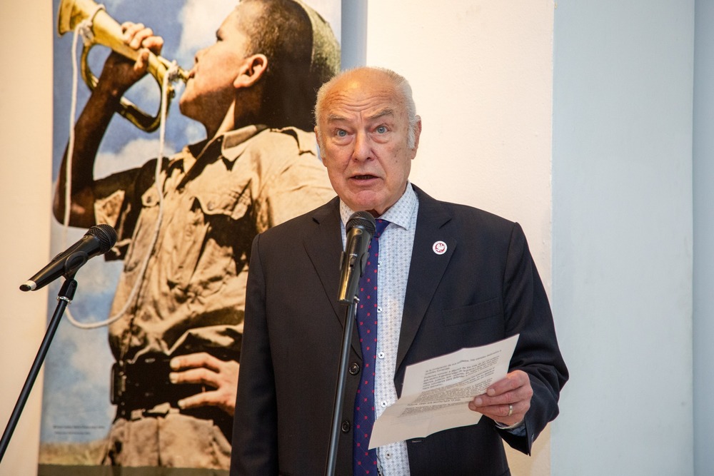 Wystawa „Szlaki Nadziei. Odyseja Wolności” w Rosario. Na zdj. konsul honorowy RP w Rosario Bartłomiej Moszoro – 21 sierpnia 2025. Fot. Konsulat Honorowy RP w Rosario