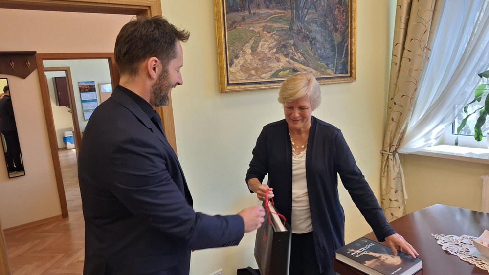 Paderewski Music Festival 2025 – muzyczne spotkanie z historią. Na zdj. zastępca dyrektora BWM dr Mateusz Marek i Coleen Jan Paderewski – Warszawa, 23 sierpnia 2025. Fot. Sławomir Bardski (IPN)