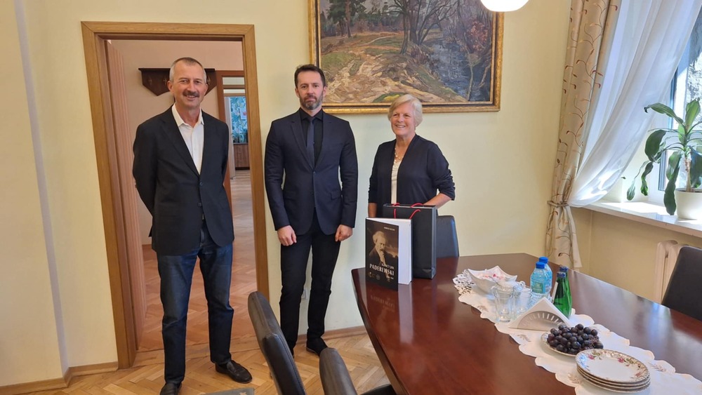 Paderewski Music Festival 2025 – muzyczne spotkanie z historią. Na zdj. od lewej: Sławomir Bardski, zastępca dyrektora BWM dr Mateusz Marek i Coleen Jan Paderewski – Warszawa, 23 sierpnia 2025. Fot. Anna Bardska