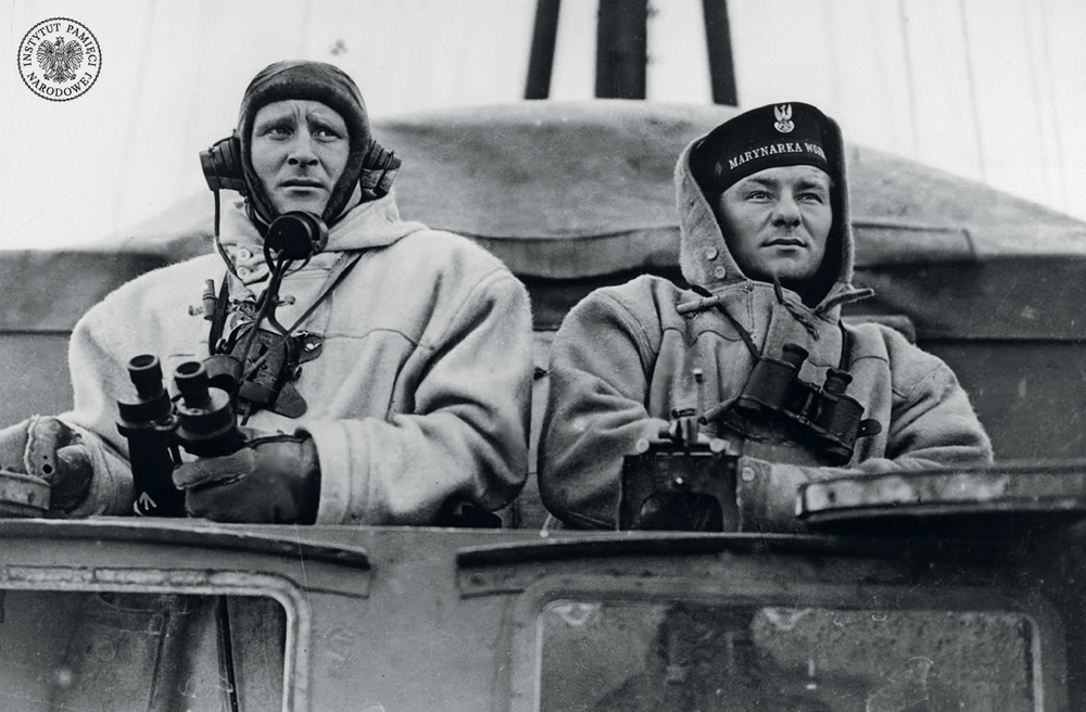 Od lewej por. Kazimierz J. Hess (dowódca artylerii okrętu) i mat Józef Gajda na pomoście bojowym niszczyciela ORP „Piorun”, fotografia wykonana podczas rejsu, 1940–1941 r. (fot. z zasobu IPN)