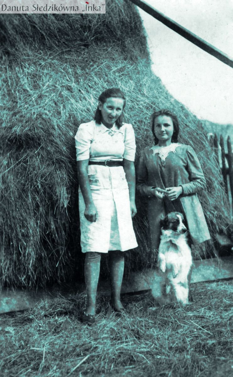 Danuta Siedzikówna z przyjaciółką, Narewka, kwiecień 1945 r.