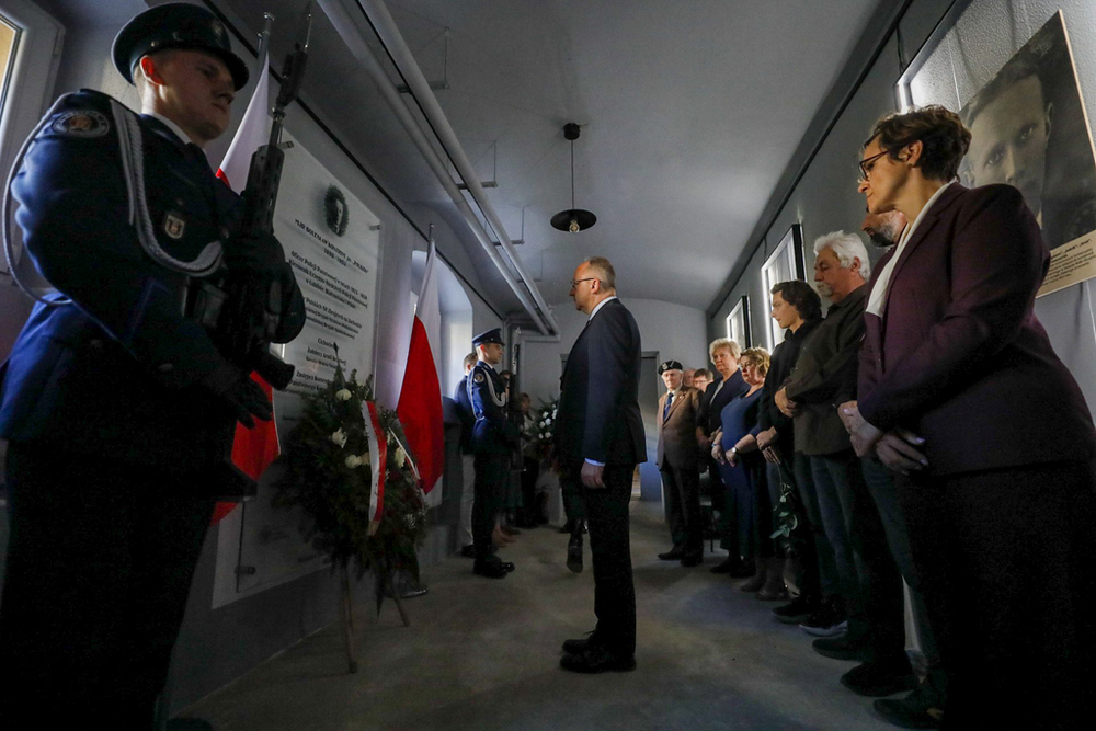 Zastępca prezesa IPN dr hab. Karol Polejowski składa kwiaty pod tablicą upamiętniającą Bolesława Kontryma ps. Żmudzin – Warszawa, 27 sierpnia 2025. Fot. Krzysztof Kapłon (IPN)