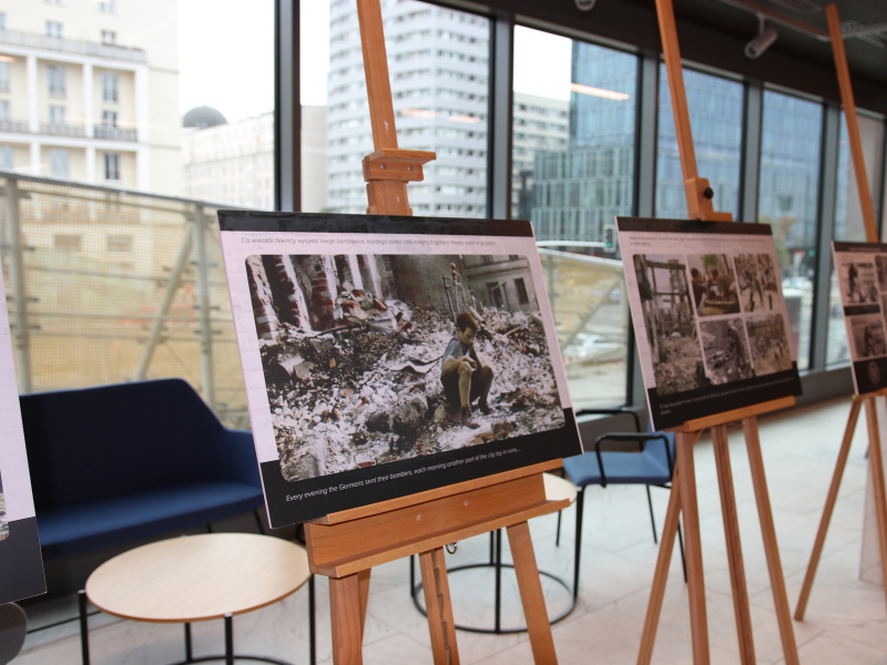 Wystawa „Oblężenie Warszawy w fotografii Juliena Bryana” w Warszawie. Fot. IPN