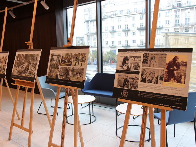 Wystawa „Oblężenie Warszawy w fotografii Juliena Bryana” w Warszawie. Fot. IPN