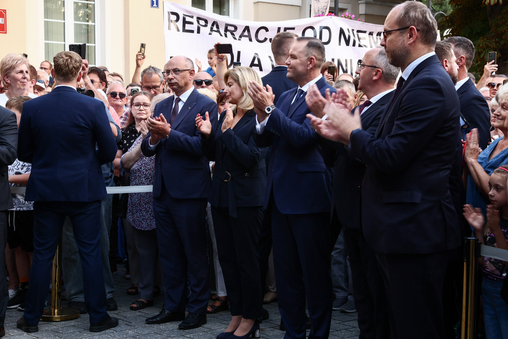 Obchody 86. rocznicy wybuchu II wojny światowej w Wieluniu. Na zdj. od lewej: zastępca prezesa IPN dr Mateusz Szptyma, Podsekretarz Stanu Agnieszka Jędrzak, Prezydent RP Karol Nawrocki, zastępca prezesa IPN dr hab. Karol Polejowski i Szef Biura Polityki Międzynarodowej, minister Marcin Przydacz – 1 września 2025. Fot. Sławek Kasper (IPN)