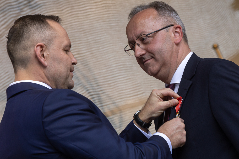 Obchody 86. rocznicy wybuchu II wojny światowej w Wieluniu. Na zdj. od lewej: Prezydent RP Karol Nawrocki zastępca prezesa IPN i dr hab. Karol Polejowski – 1 września 2025. Fot. Sławek Kasper (IPN)