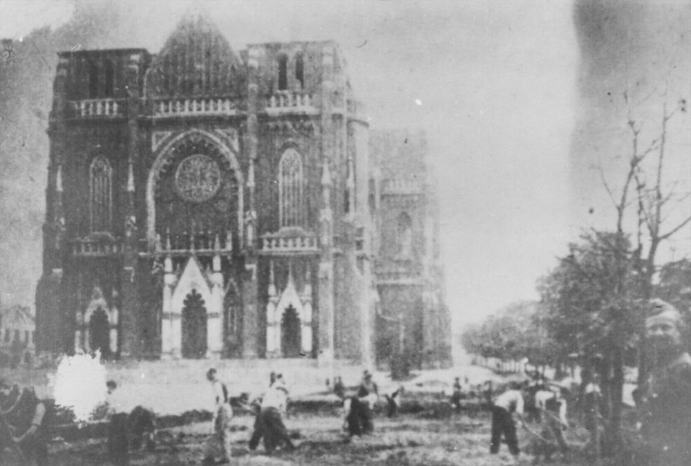 Grzebanie przed katedrą w Częstochowie zwłok osób zastrzelonych 4.09.1939 r. Fot. AIPN