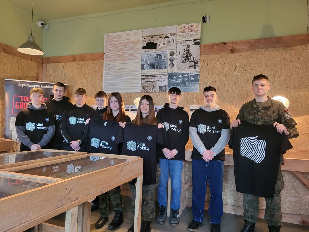 Laureaci I edycji Konkursu „Silni Polską!” na edukacyjnej wizycie w Warszawie. Fot. IPN