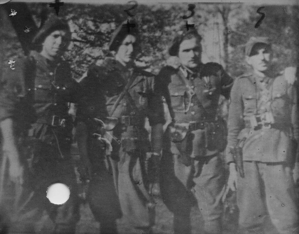 Pozują żołnierze I Brygady Podlaskiej NZW. Stoją od lewej: NN „Śmiały”, st. sierż. Henryk Jastrzębski „Zbych”, ppor. Tadeusz Narkiewicz „Ciemny”, sierż. Bolesław Olsiński „Pająk”, „Szczerba”. Fot. AIPN