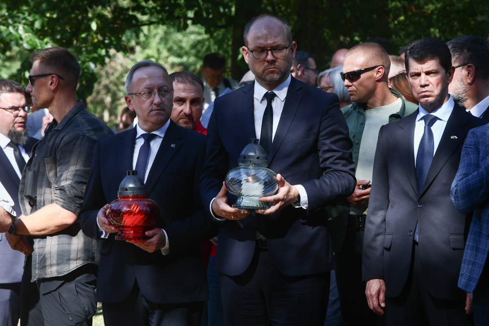 Pogrzeb ofiar Zbrodni Wołyńskiej – Puźniki (Ukraina), 6 września 2025. Hołd pomordowanym Polakom składają: zastępca prezesa IPN dr hab. Karol Polejowski (L) i Marcin Przydacz, szef Biura Polityki Międzynarodowej w Kancelarii Prezydenta RP (P). Fot. Sławek Kasper (IPN)