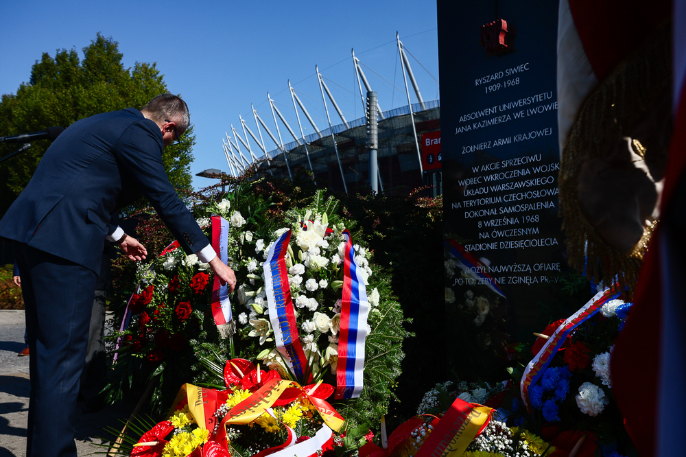 Rocznica samospalenia Ryszarda Siwca. Wieniec od Instytutu Pamięci Narodowej złożył dr Sebastian Pilarski, dyrektor BBH – Warszawa, 8 września 2025. Fot. Sławek Kasper (IPN)