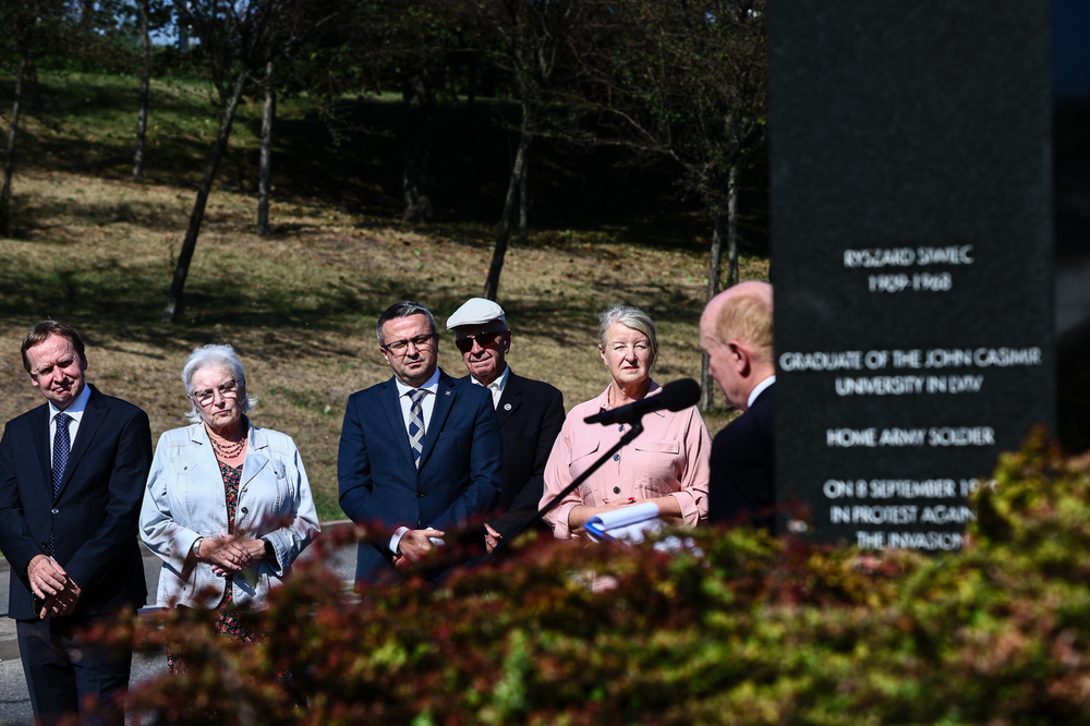 Rocznica samospalenia Ryszarda Siwca. Wieniec od Instytutu Pamięci Narodowej złożył dr Sebastian Pilarski, dyrektor BBH (3L) – Warszawa, 8 września 2025. Fot. Sławek Kasper (IPN)