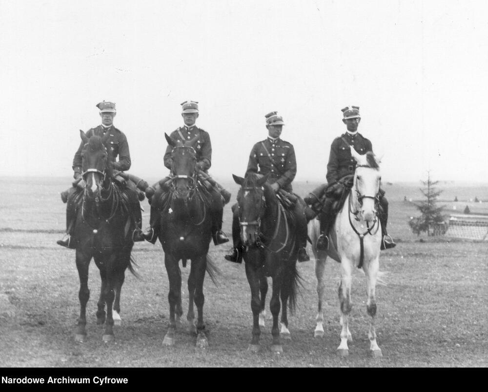 Oficerowie 17. Pułku Ułanów Wielkopolskich podczas zawodów jeździeckich o mistrzostwo armii, Suwałki 1935 r. (fot. NAC)