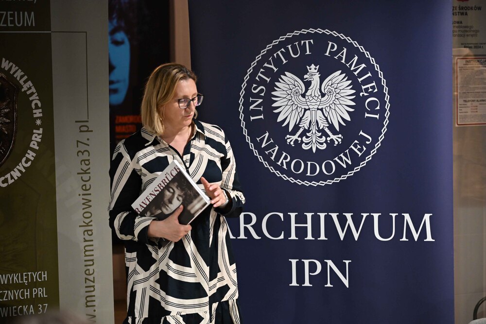 Rozmowa z Bogną i Michałem Neumannami, dziećmi graficzki Marii Hiszpańskiej-Neumann – Muzeum Żołnierzy Wyklętych i Więźniów Politycznych PRL – Warszawa, 5 września 2025. Fot. A.Głowacka (MŻWiWP)