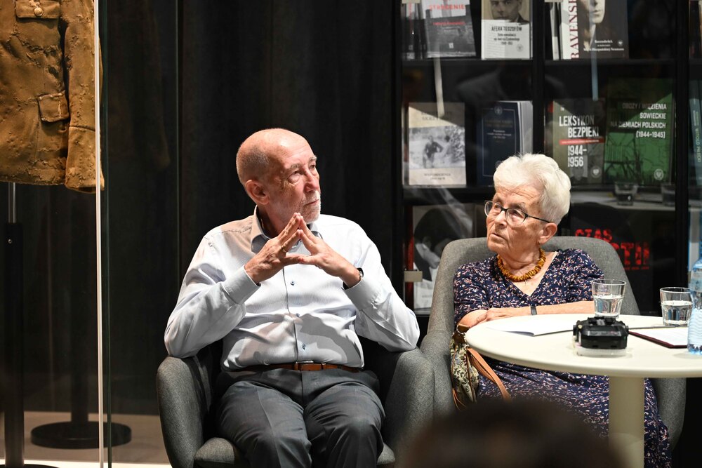 Rozmowa z Bogną i Michałem Neumannami, dziećmi graficzki Marii Hiszpańskiej-Neumann – Muzeum Żołnierzy Wyklętych i Więźniów Politycznych PRL – Warszawa, 5 września 2025. Fot. A.Głowacka (MŻWiWP)