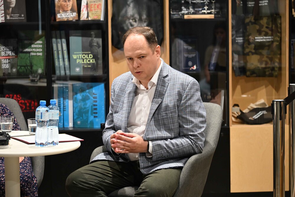 Rozmowa z Bogną i Michałem Neumannami, dziećmi graficzki Marii Hiszpańskiej-Neumann – Muzeum Żołnierzy Wyklętych i Więźniów Politycznych PRL – Warszawa, 5 września 2025. Fot. A.Głowacka (MŻWiWP)