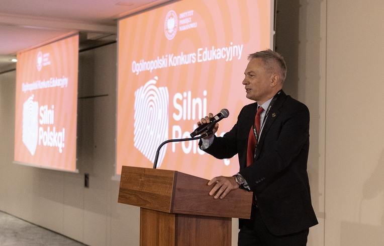 Laureaci I edycji Konkursu „Silni Polską!” na edukacyjnej wizycie w Warszawie. Na zdj. dyrektor BEN IPN dr Adam Pleskaczyński – 9 września 2025. Fot. Łukasz Kustrzyński (IPN)