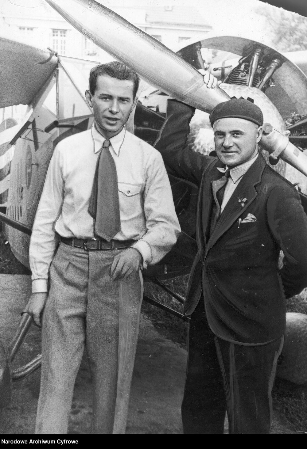 Pilot Franciszek Żwirko (1. z prawej) i konstruktor lotniczy Stanisław Wigura przed samolotem. Fot. NAC