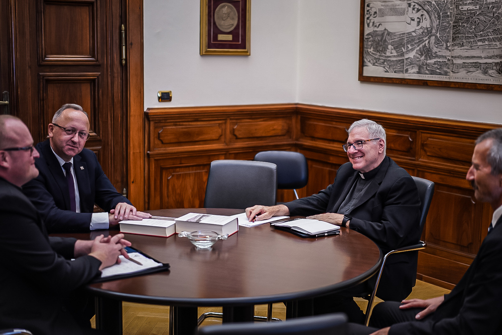 Delegacja IPN na spotkaniu z rektorem Papieskiego Uniwersytetu Gregoriańskiego, ks. jezuitą Markiem Lewisem – Watykan, 10 września 2025. Fot. Mateusz Niegowski (IPN)