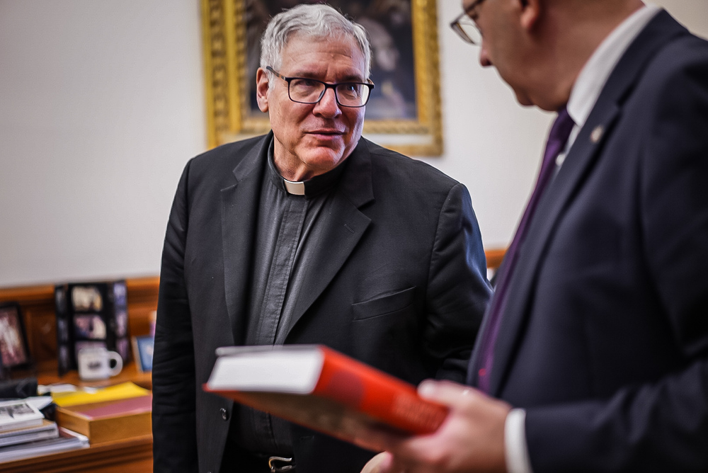 Delegacja IPN na spotkaniu z rektorem Papieskiego Uniwersytetu Gregoriańskiego, ks. jezuitą Markiem Lewisem – Watykan, 10 września 2025. Fot. Mateusz Niegowski (IPN)