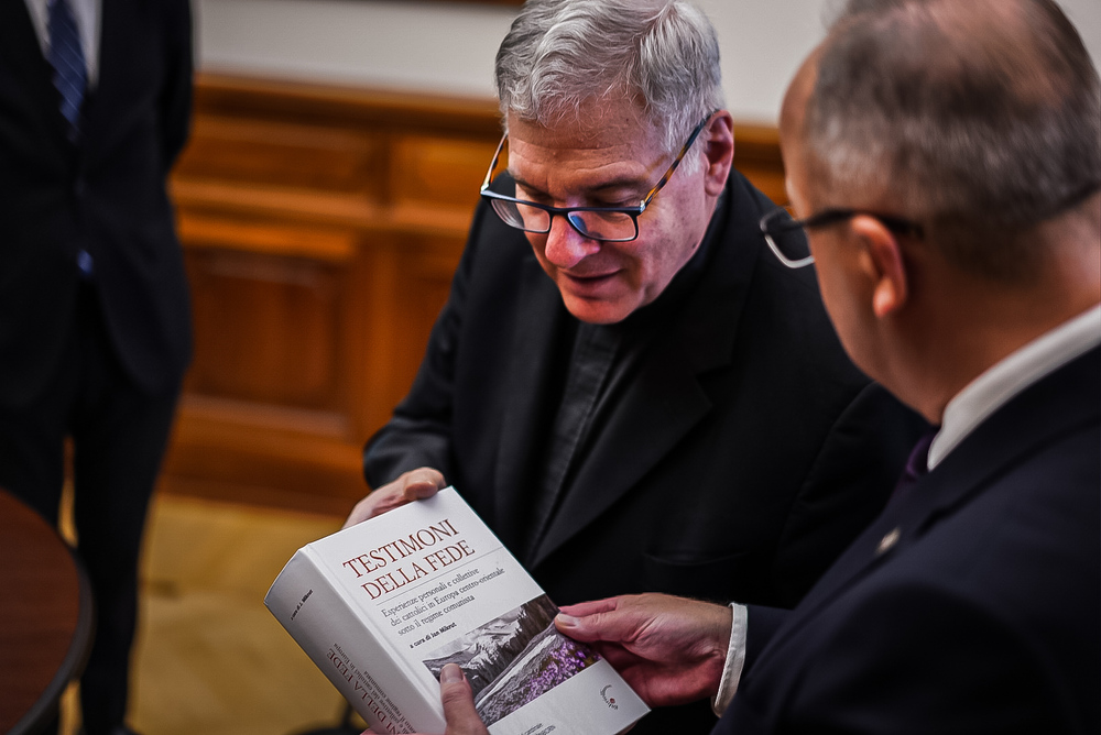 Delegacja IPN na spotkaniu z rektorem Papieskiego Uniwersytetu Gregoriańskiego, ks. jezuitą Markiem Lewisem – Watykan, 10 września 2025. Fot. Mateusz Niegowski (IPN)