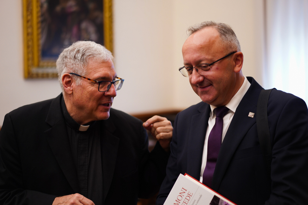 Zastępca prezesa IPN dr hab. Karol Polejowski podczas spotkania z rektorem Papieskiego Uniwersytetu Gregoriańskiego, ks. jezuitą Markiem Lewisem – Watykan, 10 września 2025. Fot. Mateusz Niegowski (IPN)