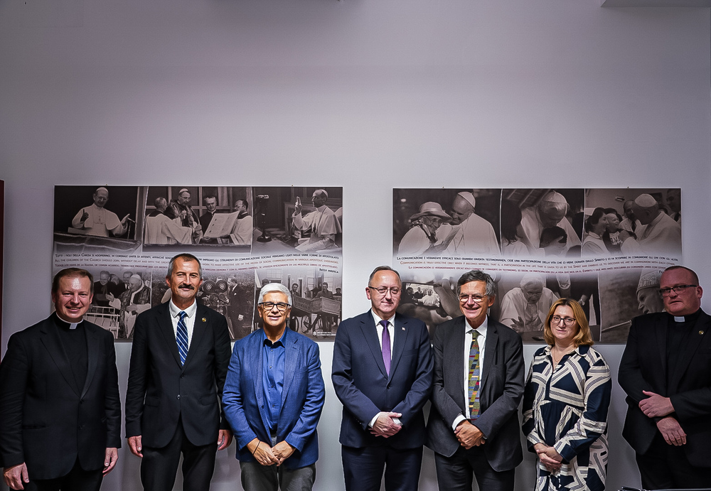 Delegacja IPN podczas spotkania w Radiu Watykańskim. Na zdj. od lewej: dyrektor Sekcji Polskiej Radia Watykańskiego ks. Paweł Rytel-Adrianik, pracownik Biura Współpracy Międzynarodowej IPN Sławomir Bardski, dyrektor Radia Watykańskiego Massimiliano Menichetti, zastępca prezesa IPN dr hab. Karol Polejowski, prefekt Dykasterii ds. Komunikacji Stolicy Apostolskiej Paolo Ruffini, dyrektor AIPN Marzena Kruk, ks. dr Adam Szpotański – 10 września 2025. Fot. Mateusz Niegowski (IPN)