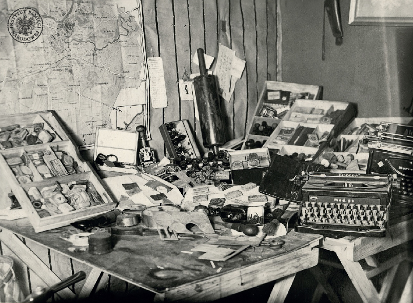 Wyposażenie wileńskiej komórki „legalizacyjnej”, m.in. maszyna do pisania z rosyjską i litewską czcionką, 1945 r. (fot. z zasobu AIPN)