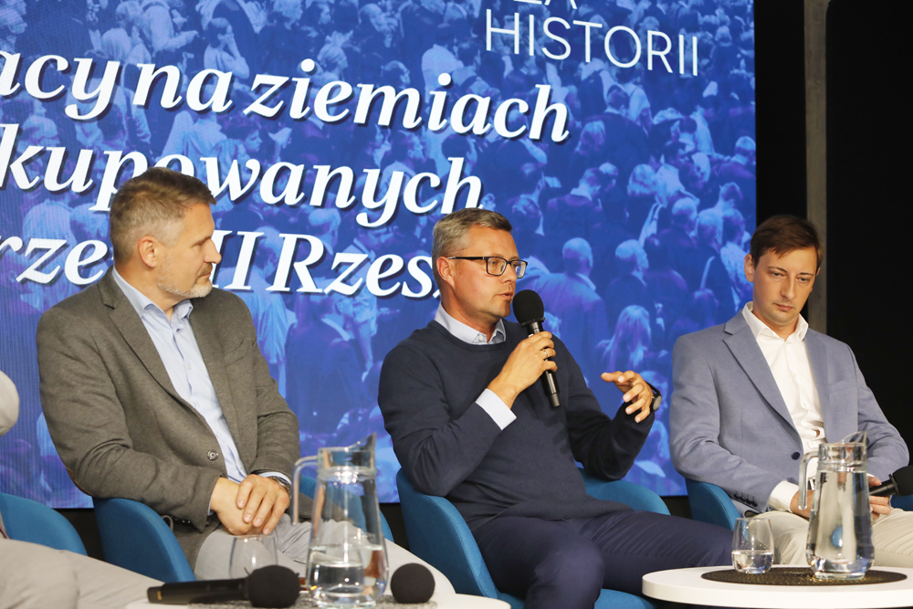 Spotkanie otwarte „Polacy na ziemiach okupowanych przez III Rzeszę” z cyklu „Oblicza historii”. Na zdj. od lewej: dr hab. Grzegorz Bębnik, dr hab. Tomasz Ceran, dr Mateusz Kubicki – Warszawa, 15 września 2025. Fot. Piotr Życieński (IPN)