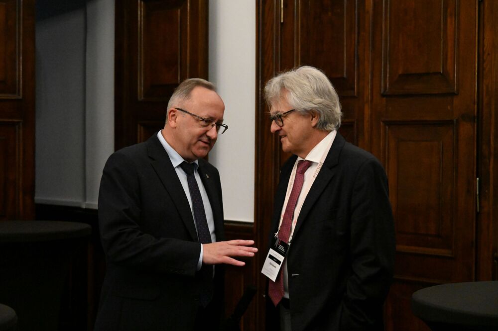 IPN wśród organizatorów międzynarodowej konferencji „Medycyna za drutem kolczastym” – Kraków, 16 września 2025. Na zdj. od lewej: zastępca prezesa IPN dr hab. Karol Polejowski oraz dr med. Piotr Gajewski, prezes Polskiego Instytutu Evidence Based Medicine. Fot. Janusz Ślęzak (IPN)