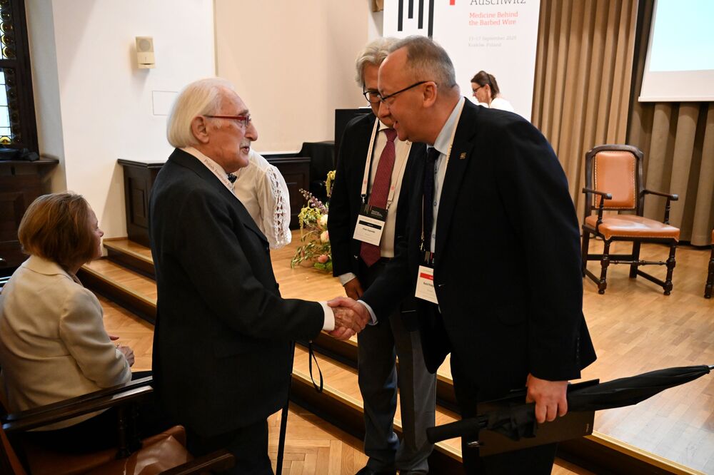 IPN wśród organizatorów międzynarodowej konferencji „Medycyna za drutem kolczastym” – Kraków, 16 września 2025. Na zdj. od prawej: zastępca prezesa IPN dr hab. Karol Polejowski oraz Leon Weintraub. Fot. Janusz Ślęzak (IPN)