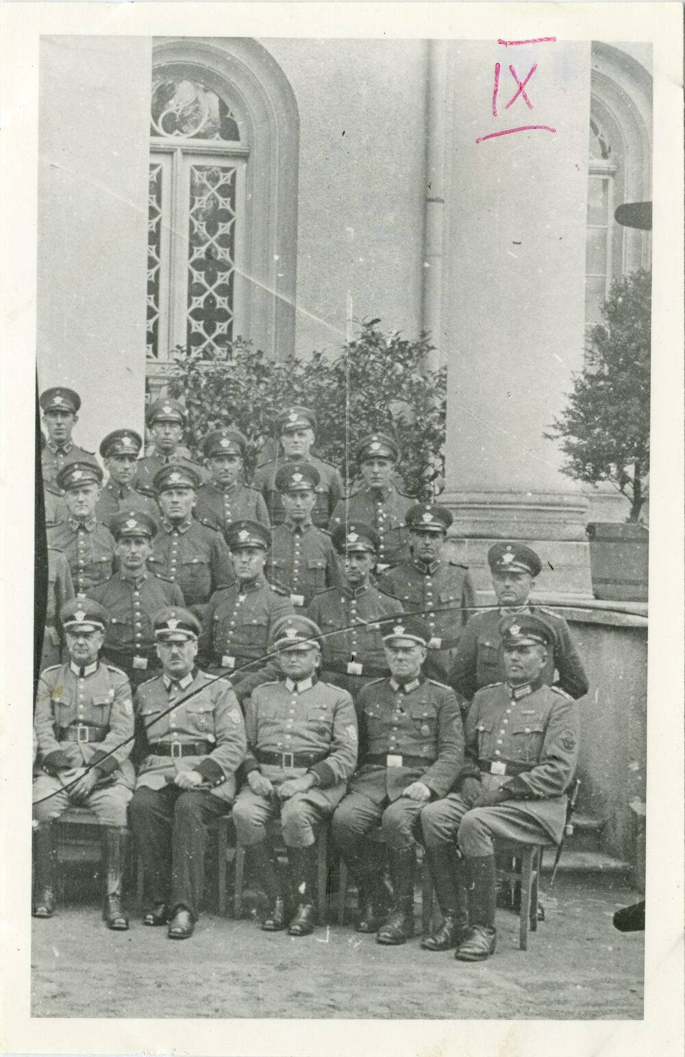 Zdjęcie grupowe policjantów niemieckich w Gdańsku. Fotografia w sprawie Ko. 187/73 dot. rozpoznania członków SS uczestniczących w likwidacji Zakładu Psychiatrycznego w Kocborowie. Fot. AIPN