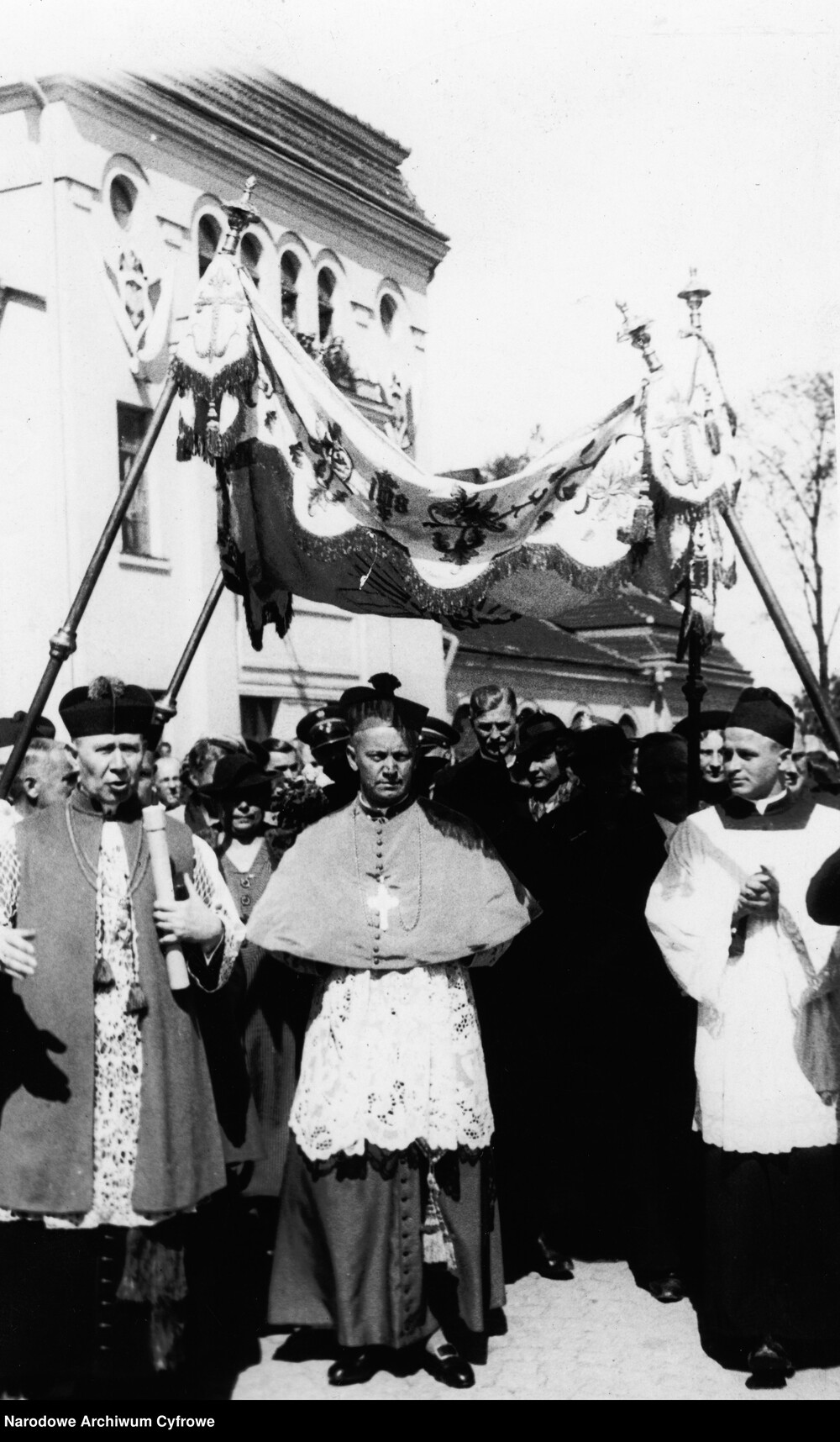 Biskup kielecki ks. Czesław Kaczmarek (w środku, pod baldachimem) w otoczeniu duchowieństwa i władz w drodze do katedry. Fot. NAC