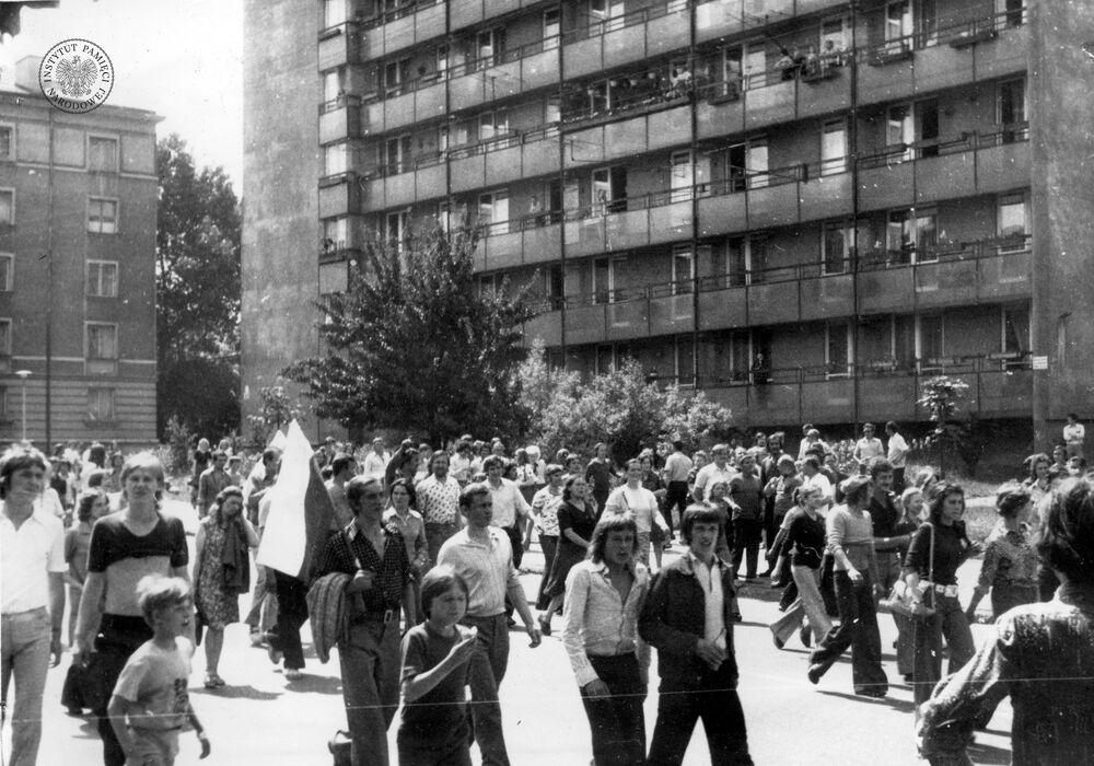 25 czerwca 1976 roku w proteście przeciwko ogłoszonym przez rząd Piotra Jaroszewicza podwyżkom cen wybuchły strajki w zakładach pracy na terenie 24 województw. Manifestanci wyszli na ulice. W Radomiu protestowało prawie dwadzieścia tysięcy robotników. Do pacyfikacji strajku władze użyły oddziałów MO i ZOMO. Fot. IPN