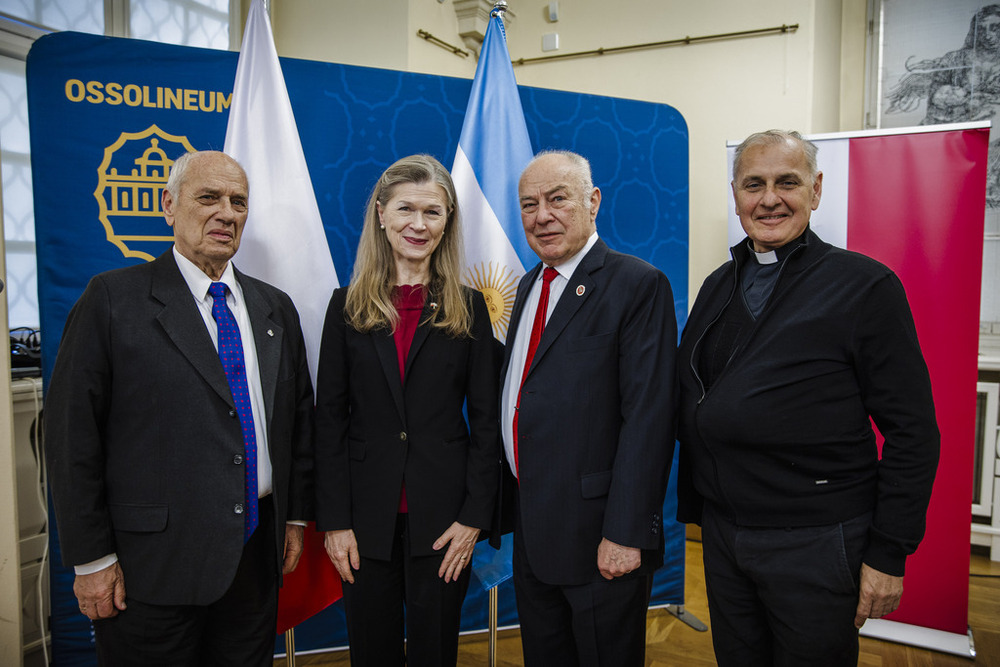 „Droga i dziedzictwo. Dzieje rodziny Moszoro / Camino y Legado. Historia de la Familia Moszoro” – wystawa Archiwum IPN w Zakładzie Narodowym im. Ossolińskich we Wrocławiu – 16 września 2025. Na zdj. Antoni Moszoro, ambasador Alicia Irene Falkowski, Bartłomiej Moszoro, Stefan Moszoro-Dąbrowski. Fot. A.Ligęcka (IPN Wrocław)