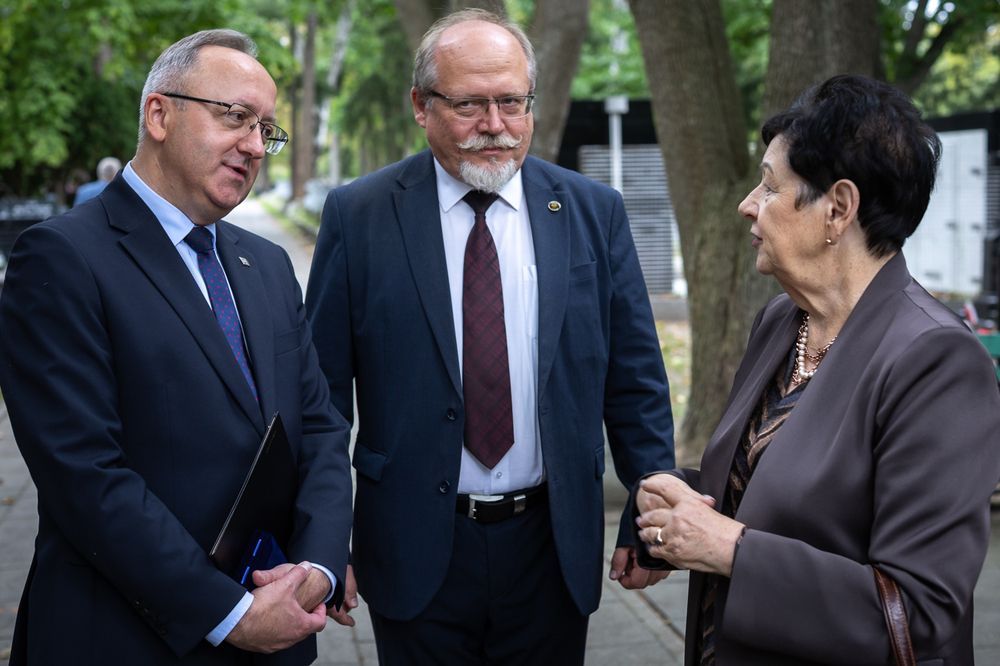 Uroczystości upamiętniające gen. bryg. Stanisława Grzmota-Skotnickiego. Na zdj. wnuczka generała Marta Skotnicka-Karska oraz zastępca prezesa IPN dr hab. K. Polejowski (L) i dyrektor BUWiM Adam Siwek (C) – Warszawa, 19 września 2025. Fot. Sławek Kasper (IPN)