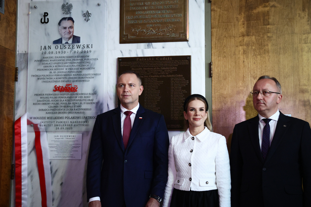 W Doylestown upamiętniliśmy premiera Jana Olszewskiego – 21 września 2025. Na zdj. od lewej: Prezydent RP Karol Nawrocki, Pierwsza Dama Marta Nawrocka, zastępca prezesa IPN dr hab. Karol Polejowski. Fot. Sławek Kasper (IPN)