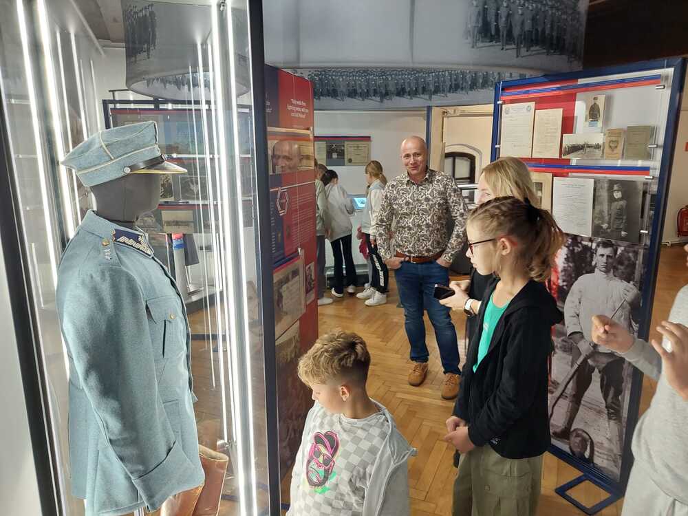 „Ramię krzep – Ojczyźnie służ” – lekcje archiwalne towarzyszące wystawie „»Ramię krzep – Ojczyźnie służ«. Historia Sokolstwa Polskiego w Ameryce” – Brodnica, 18–19 września 2025. Fot. IPN