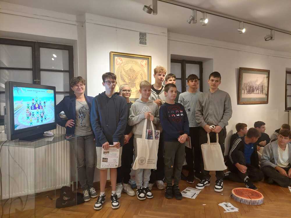 „Ramię krzep – Ojczyźnie służ” – lekcje archiwalne towarzyszące wystawie „»Ramię krzep – Ojczyźnie służ«. Historia Sokolstwa Polskiego w Ameryce” – Brodnica, 18–19 września 2025. Fot. IPN