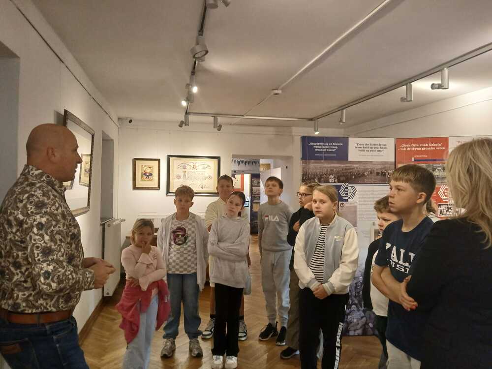 „Ramię krzep – Ojczyźnie służ” – lekcje archiwalne towarzyszące wystawie „»Ramię krzep – Ojczyźnie służ«. Historia Sokolstwa Polskiego w Ameryce” – Brodnica, 18–19 września 2025. Fot. IPN