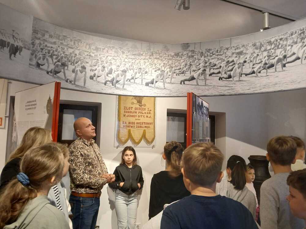 „Ramię krzep – Ojczyźnie służ” – lekcje archiwalne towarzyszące wystawie „»Ramię krzep – Ojczyźnie służ«. Historia Sokolstwa Polskiego w Ameryce” – Brodnica, 18–19 września 2025. Fot. IPN