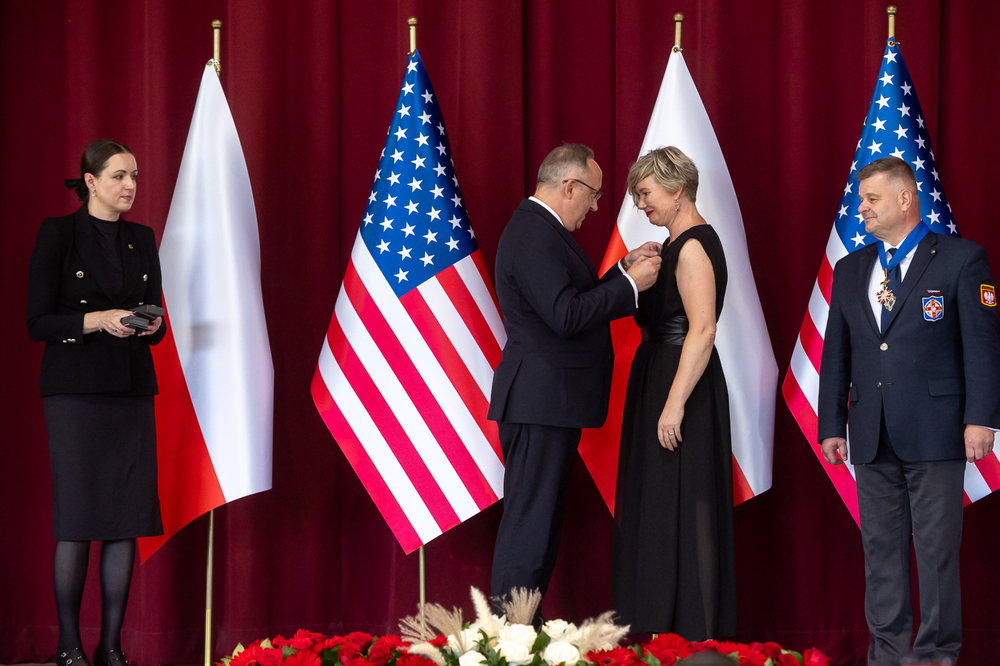 Zastępca prezesa IPN dr hab. Karol Polejowski uhonorował medalem IPN Reipublicae Memoriae Meritum Anetę Antoniak – 21 września 2025. Fot. Sławek Kasper (IPN)