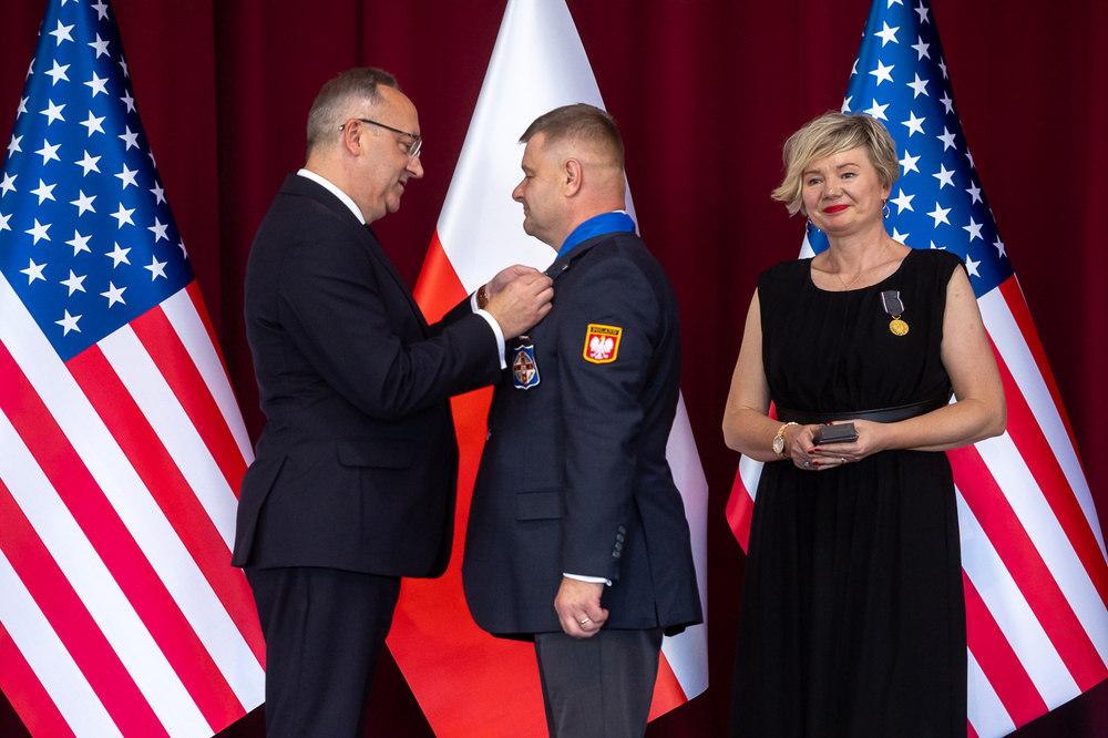 Zastępca prezesa IPN dr hab. Karol Polejowski uhonorował medalem IPN Reipublicae Memoriae Meritum Tadeusza Antoniaka –21 września 2025. Fot. Sławek Kasper (IPN)