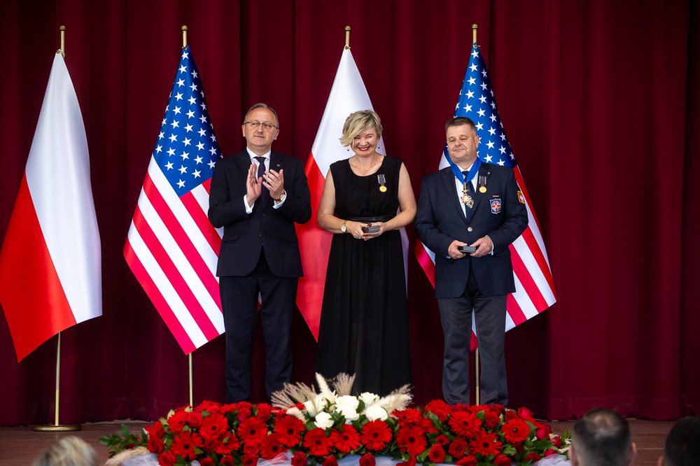 Zastępca prezesa IPN dr hab. Karol Polejowski uhonorował medalem IPN Reipublicae Memoriae Meritum Anetę Antoniak i Tadeusza Antoniaka – 21 września 2025. Fot. Sławek Kasper (IPN)