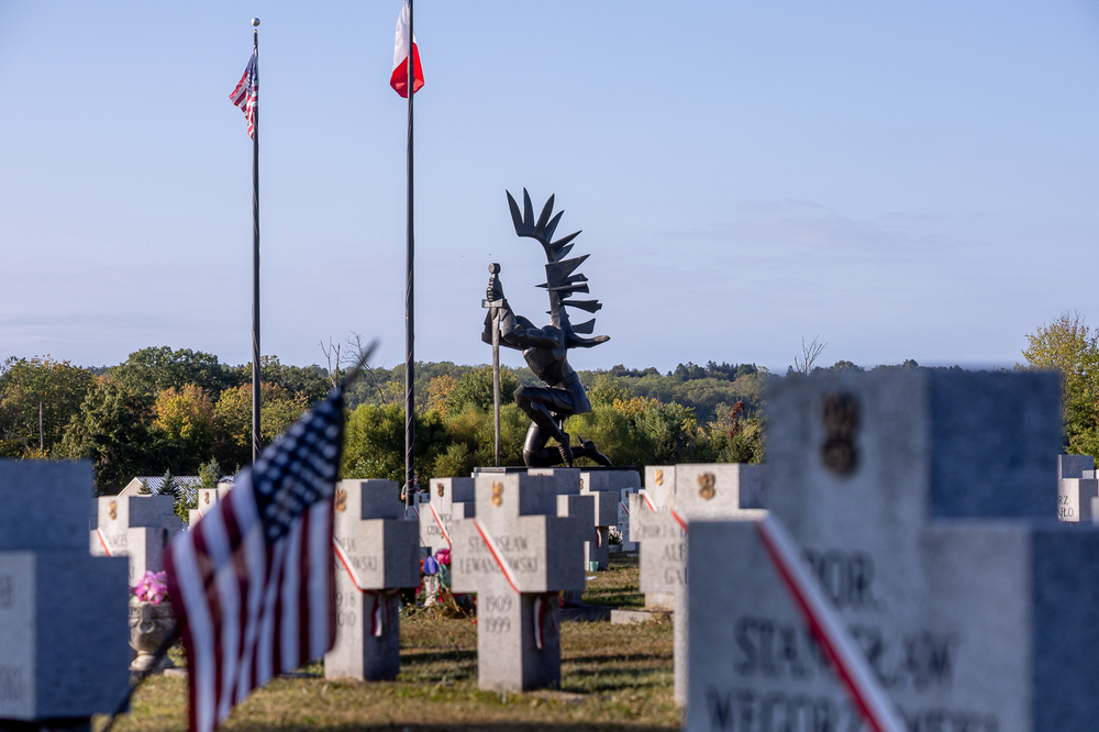 Para Prezydencka złożyła wieniec przed Pomnikiem Mściciela autorstwa Andrzeja Pityńskiego – Doylestown, 21 września 2025. Fot. Sławek Kasper (IPN)