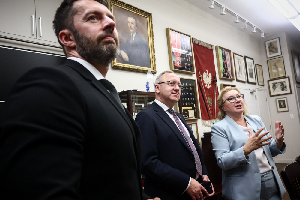 Wizyta dr. hab. Karola Polejowskiego, zastępcy prezesa Instytutu Pamięci Narodowej w Nowym Jorku. Na zdj. od lewej: zastępca dyrektora BWM IPN dr Mateusz Marek, zastępca prezesa IPN dr hab. Karol Polejowski i prezes i dyrektor wykonawczy Instytutu Józefa Piłsudskiego na Greenpoincie Iwona Korga – 22 września 2025. Fot. Sławek Kasper (IPN)
